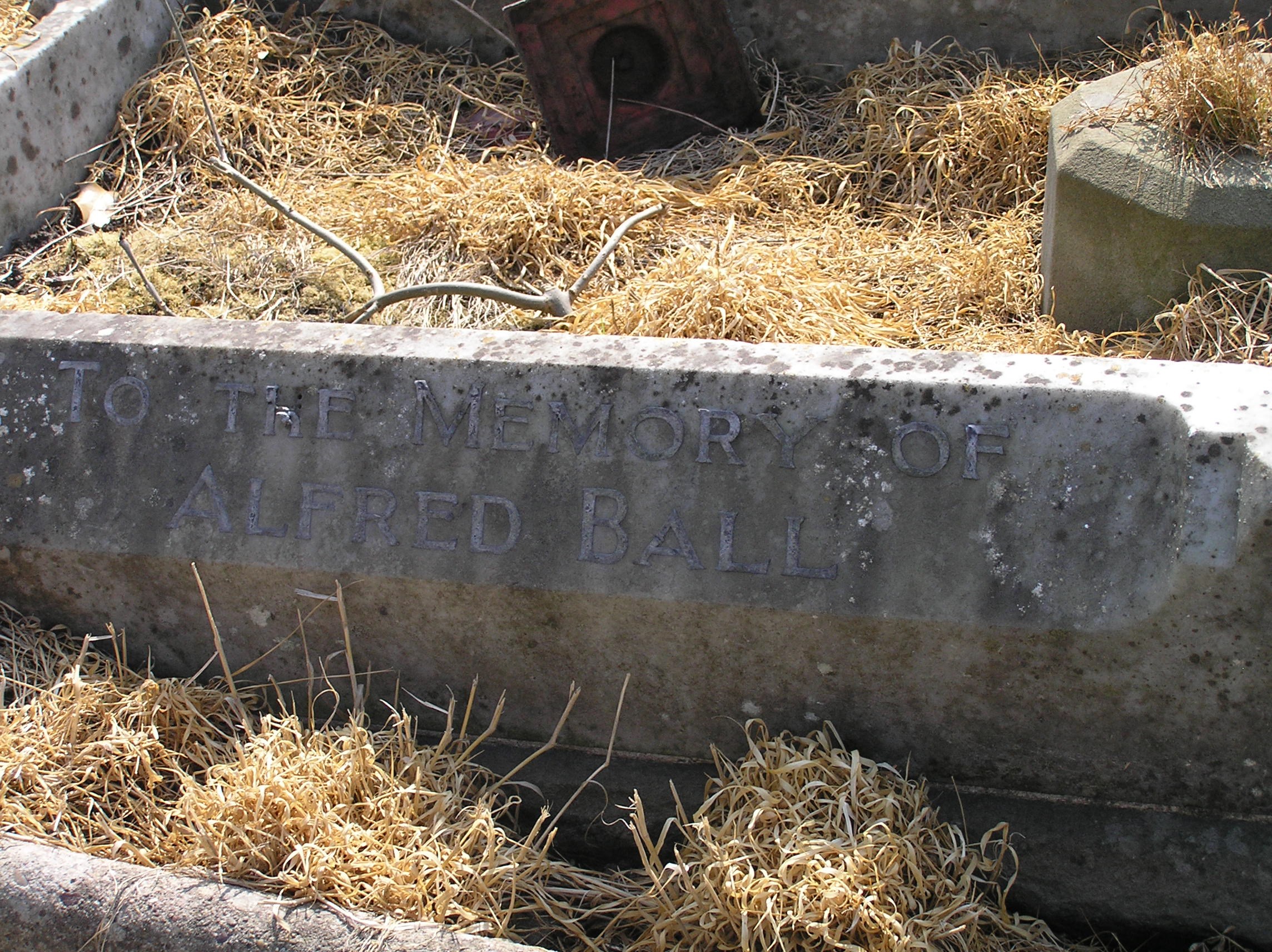 Tombstones/Inscription on grave LH rear.jpg